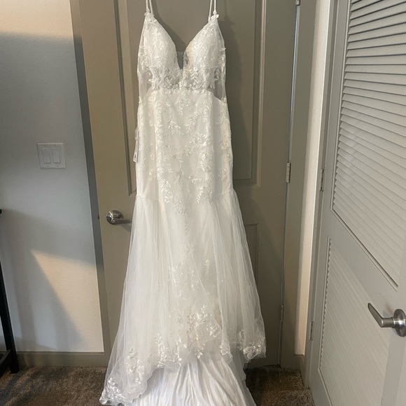 Brand new Azazie Leonie Wedding dress. Size WD14 Never worn. - Picture 2 of 8